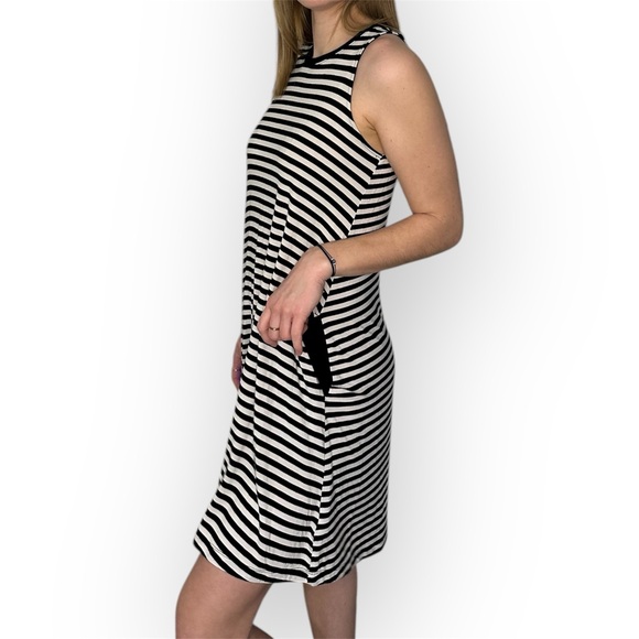 Time and Tru Striped Dress with pockets - Picture 2 of 7